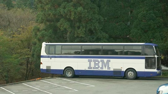 IBMロゴの書かれた大型バス